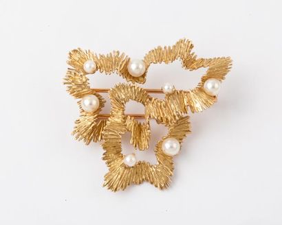 null Broche en or jaune ornée de perles de culture. P. 10,8 g.