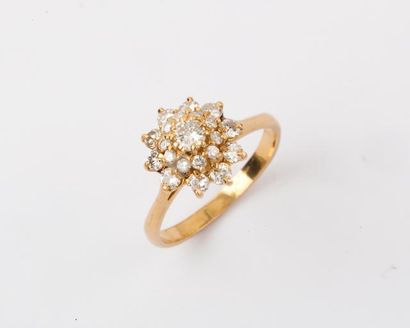 null Bague «Fleur» en or jaune ornée de diamants taillés en brillant dont un, au...