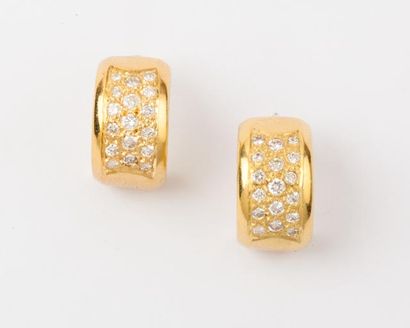 null Paire d’anneaux d’oreilles en or jaune ornés de pavages de diamants taillés...