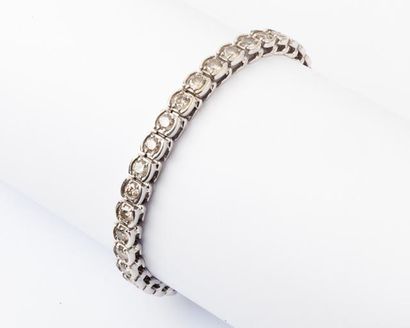 null Bracelet ligne en or gris 14 k orné de trente-six diamants taillés en brillant....