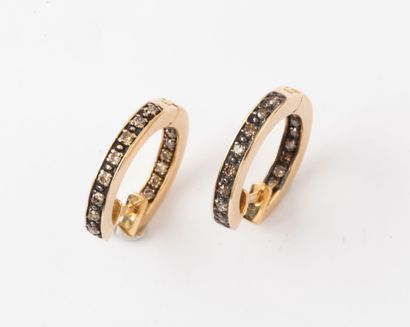 null Paire d’anneaux d’oreilles en or jaune orné de diamants bruns. Dimension : 1,4 cm....