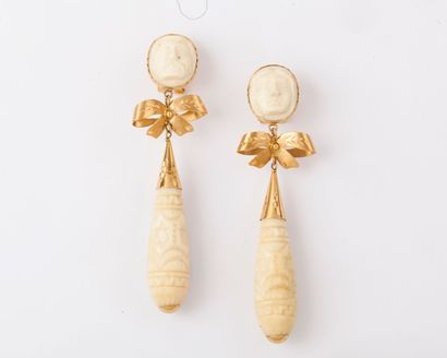 null Paire de pendants d’oreilles en or jaune ornés chacun d’un motif nœud ciselé...