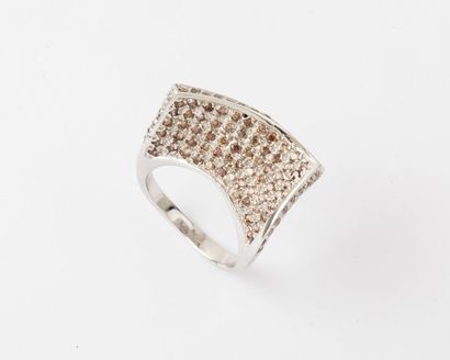 null Bague en or gris à décor géométrique pavée de diamants cognac. Hauteur : 3 cm....