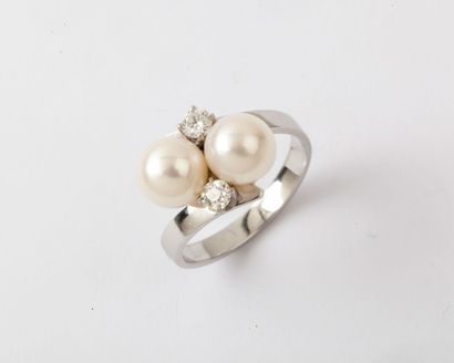 null Bague «toi et moi» en or gris ornée de deux perles de culture bordées de deux...