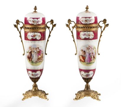 null PAIRE DE VASES BRULE-PARFUM en porcelaine à décor polychrome de femmes antiques...