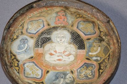 null MINIATURE ronde sous verre, le fond en laiton gravé, représentant Bouddha en...