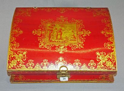 null COFFRET A PERRUQUE laqué rouge et or, à décor de chinois dans une réserve rectangulaire,...