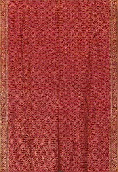 null * Un sari recomposé en deux parties. 

Etat / Condition: taches auréoles fragmenté

XIX...