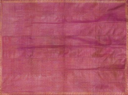 null * Un lot composé de / A lot of:

- un sari à dominante rouge, Inde. 

Etat /...