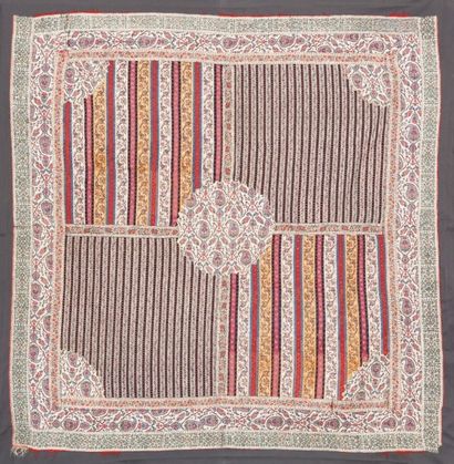 null * Un châle cachemire carré dit Moon Shawl, Nord-Ouest de l'Inde. 

Décor composé...