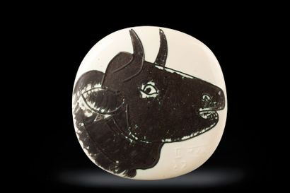 Pablo Picasso (1881-1973) 
Profil de taureau, 22 février 1956
Plaque murale ronde...