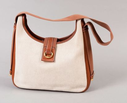 HERMÈS Paris made in France Sac "Tsako" 31cm en toile H chinée beige et veau barénia...