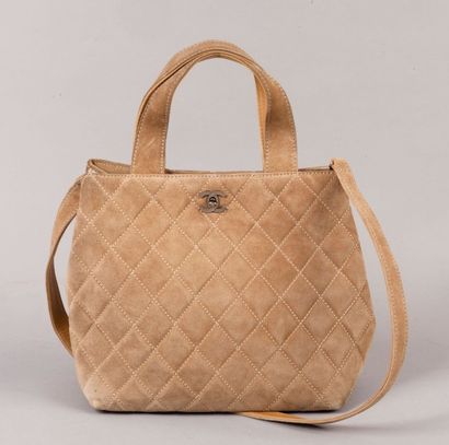 CHANEL Sac cabas 27 cm en agneau velours beige, matelassage à surpiqures crème, double...