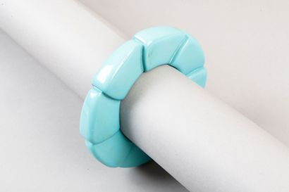 NINA RICCI HAUTE COUTURE Important bracelet jonc en composite à superposition turquoise.
Non...