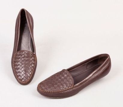 BOTTEGA VENETA Paire de mocassins sur petit talon en veau chocolat, empiècement intrecciato,...