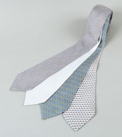 HERMÈS Paris made in France Lot de quatre cravates en soie imprimée.
(Tâches)