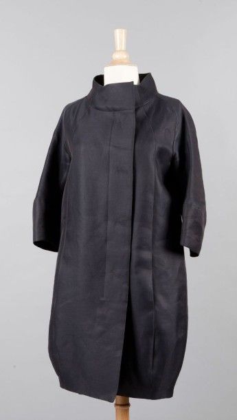 CELINE Manteau d'inspiration des années 60 en soie et coton noir, encolure décollée...