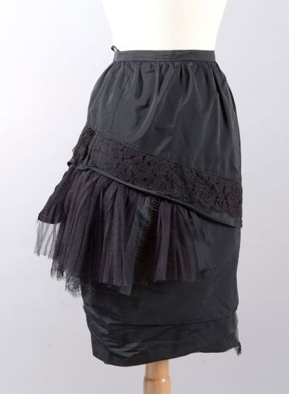 Nina RICCI, FENDI Lot de deux jupes, l'une en taffetas polyester et soie noir, petites...