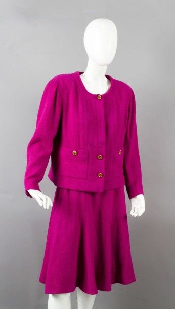 CHANEL Tailleur en laine bouclette fuchsia, veste à encolure ronde, simple boutonnage...