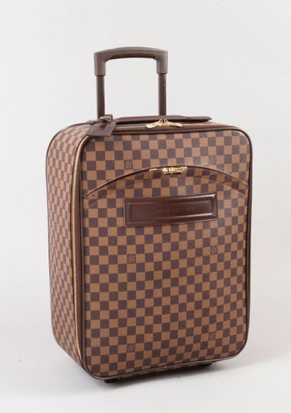 LOUIS VUITTON Valise "Pégase" à deux roulettes en toile damier ébène, fermeture éclair...