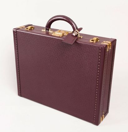 Louis VUITTON serrure n°1239737 Porte document "Président" en cuir taïga cassis,...