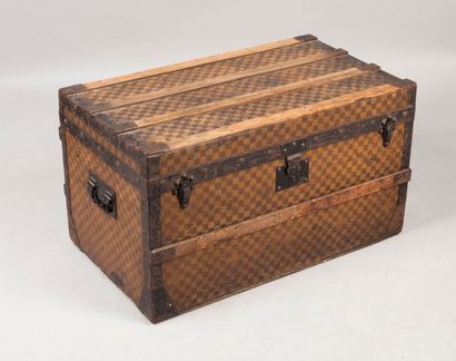 Louis VUITTON rue scribe n°551842 Malle courrier en toile damier renforts hêtre,...