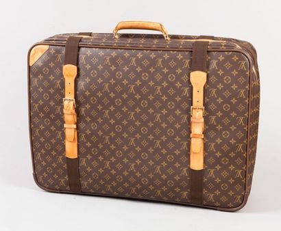 LOUIS VUITTON Valise "Satellite" en toile monogram, fermeture éclair à double curseur,...