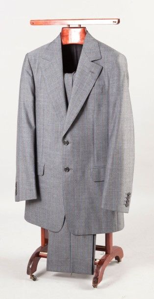 LOUIS VUITTON Costume en laine mérinos gris chiné à rayures tennis bleues, veste...