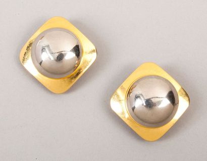 ANONYME Lot composé de deux paires de clips d'oreilles, l'une en métal doré ornéé...