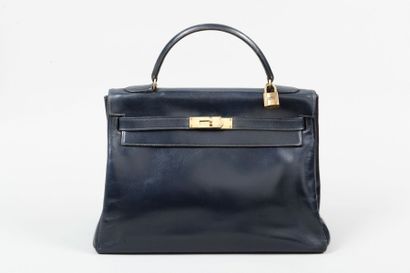 HERMES Paris Sac Kelly 32cm en box marine, attaches et fermoir plaqué or, cadenas,...