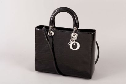 CHRISTIAN DIOR Sac "Lady Dior " 32 cm en cuir vernis noir à surpiqures cannage, double...