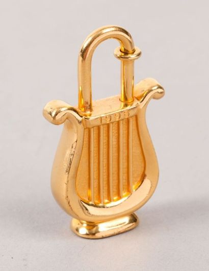 HERMES Paris Porte-clefs en métal doré figurant une lyre titré "Année de la Musi...