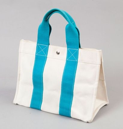 HERMÈS Paris made in France Sac "Toto bag" 35cm en toile écrue et toile turquoise,...