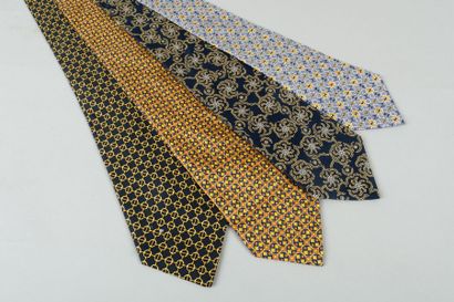 HERMÈS Paris made in France Lot de quatre cravates en soie imprimée.
(Tâches)