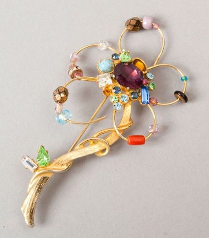 Christian LACROIX Broche fleur en métal doré orné de perles et de strass multicolores.
Signée...