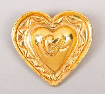 Christian LACROIX Lot de deux broches en métal doré, l'une figurant un coeur, l'autre...