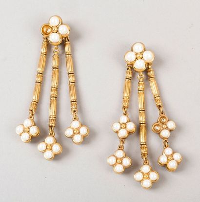 CHRISTIAN DIOR Magnifique paire de pendants d'oreilles en métal doré composé d'un...