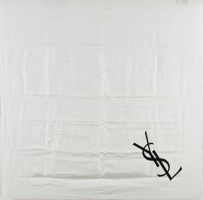 Yves SAINT LAURENT Rive Gauche Carré en soie imprimée blanc orné du sigle, finition...