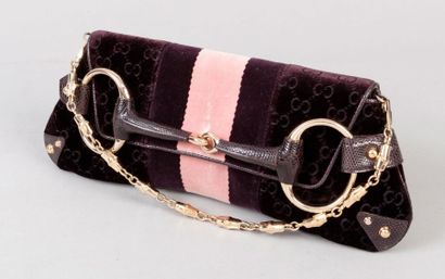 GUCCI Pochette en velours siglé marron rehaussé de bandes unies à la couleur et rose,...