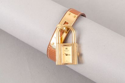 HERMES Paris made Swiss Made n°979389 Montre "Kelly" plaqué or, cadran or 20mm, mouvement...