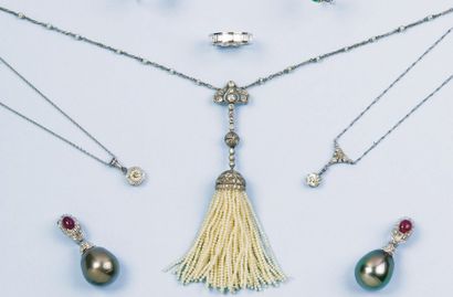 null Collier en platine et or gris serti de perles fines orné d'un motif central...