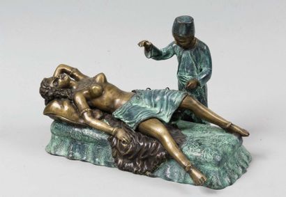 Ecole orientaliste (XIXe-XXe siècle) Femme alanguie. Epreuve en bronze à patine verte...