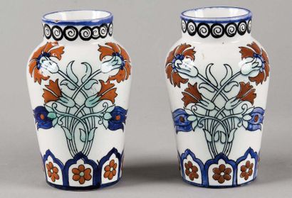 null Deux petits vases en céramique ornés de deux bouquets d'oeillets et de tulipes....