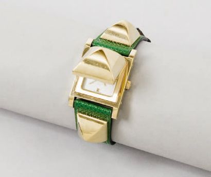 HERMES Paris made in France *Montre «Médor» en métal plaqué or, bracelet de cuir...