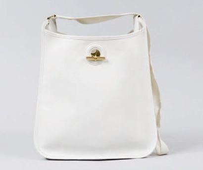 HERMES Paris made in France *Sac «Vespa» en cuir grené blanc, fermoir chaîne d'ancre...