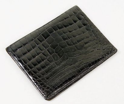 HERMES Paris *Portefeuille porte-cartes en crocodile noir doublé de cuir grené noir....