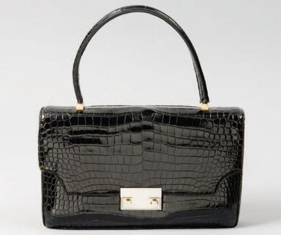 HERMES Paris *Sac en crocodile noir, fermoir a poussoirs sur rabas, poignée