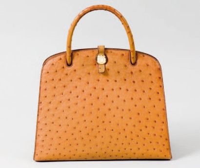 HERMES Paris made in France *Sac «Dalvi» en cuir autruche cognac, fermeture languette...