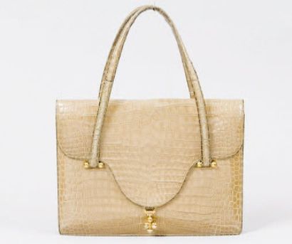 HERMES Paris made in France *Sac en crocodile beige à deux soufflets, attaches et...