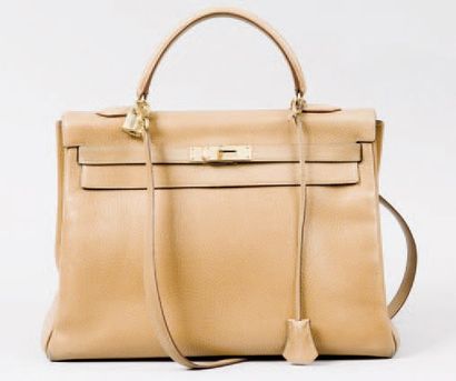 HERMES Paris made in France *Sac «Kelly» 35 cm en cuir grené beige, attaches et fermoir...